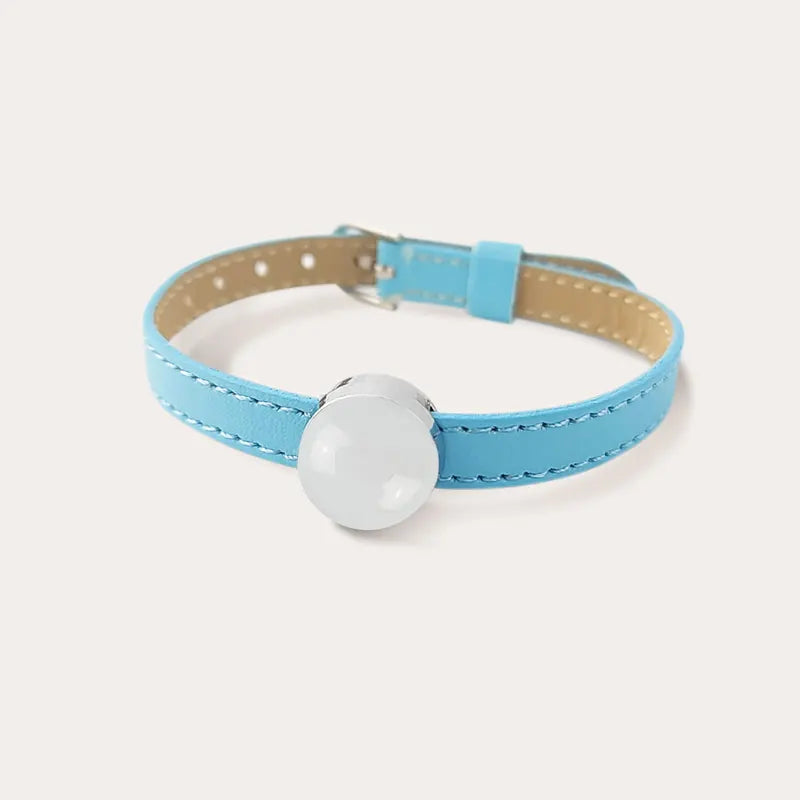Bracelet en cuir bleu clair avec perle de verre blanc lumine
