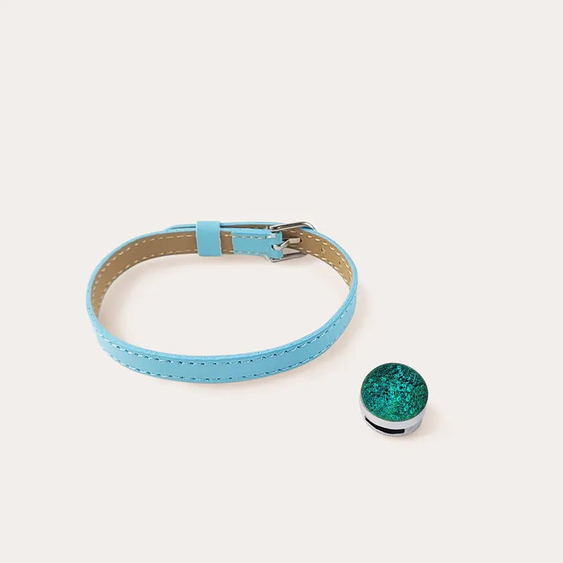 Bracelet en cuir bleu clair avec perles de verre vert emeria